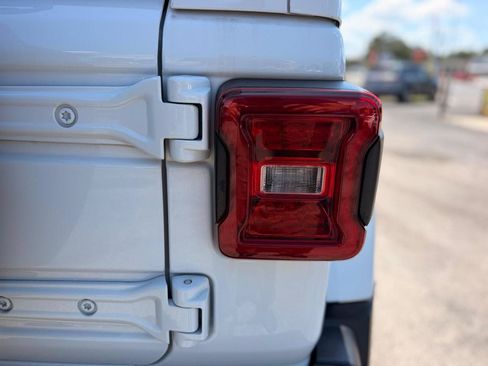 Used 2024 Jeep Wrangler Unlimited Sahara AWD/4WD image 36
