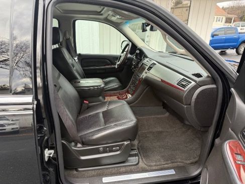 Used 2009 Cadillac Escalade w/ Ultra Luxury Collection image 10
