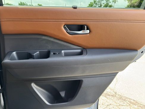 Used 2024 Nissan Pathfinder Platinum image 29