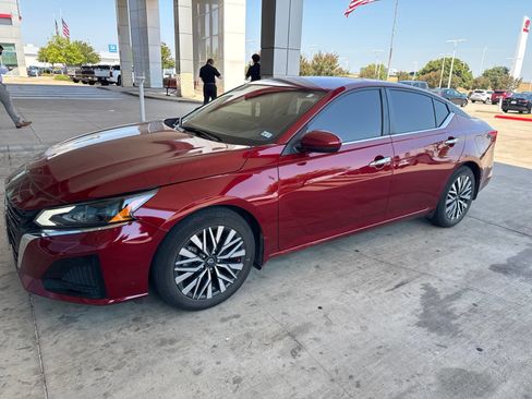Used 2024 Nissan Altima 2.5 SV w/ SV Premium Package FWD image 1