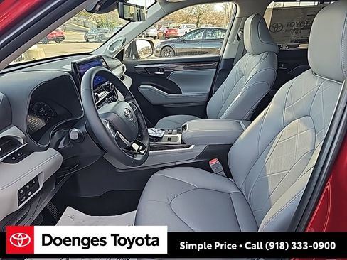 New 2026 Toyota Highlander Platinum image 12