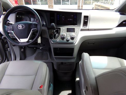 Used 2017 Toyota Sienna LE FWD image 28