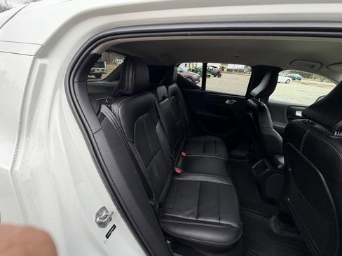Used 2021 Volvo XC40 T5 Momentum image 17