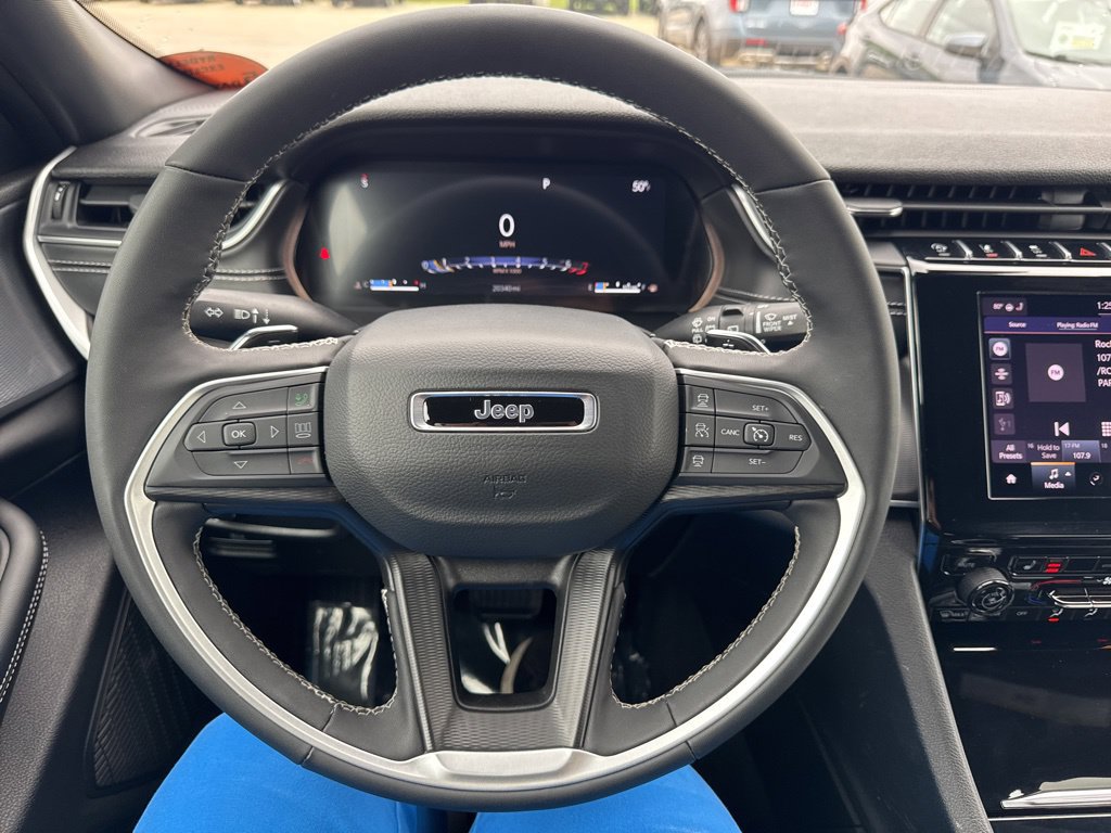 Used 2025 Jeep Grand Cherokee Altitude AWD/4WD image 12