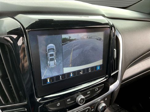Used 2023 Chevrolet Traverse Premier FWD image 16