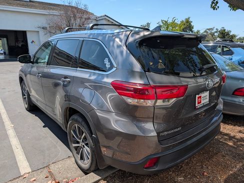 Used 2019 Toyota Highlander XLE AWD/4WD image 2