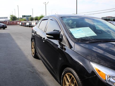 Used 2016 Ford Focus SE w/ SE Sport Package FWD image 9