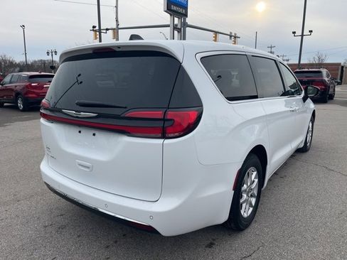 Used 2024 Chrysler Pacifica Touring-L image 3