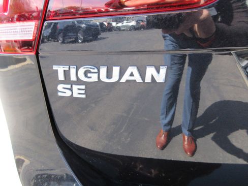 Used 2020 Volkswagen Tiguan SE R-Line AWD/4WD image 9