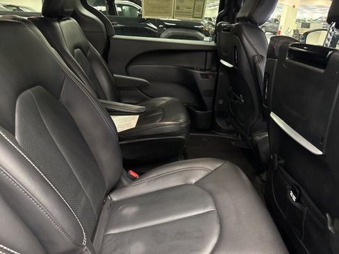 Used 2022 Chrysler Pacifica Touring-L w/ Uconnect Theater Family Group image 12