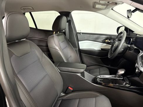 Used 2025 Chevrolet Trax LT FWD image 15