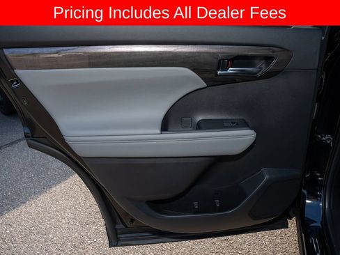 Used 2024 Toyota Highlander Platinum FWD image 13