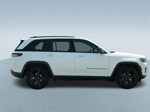 Used 2023 Jeep Grand Cherokee Altitude AWD/4WD image 10