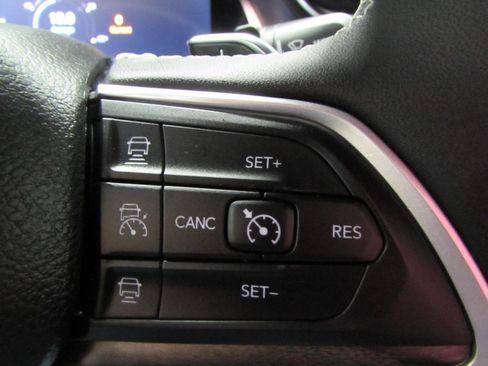 Used 2025 Jeep Grand Cherokee Limited w/ Black Appearance Package AWD/4WD image 17