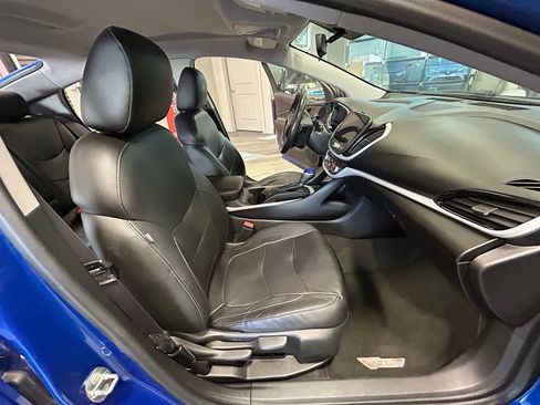 Used 2017 Chevrolet Volt LT w/ Comfort Package FWD image 38