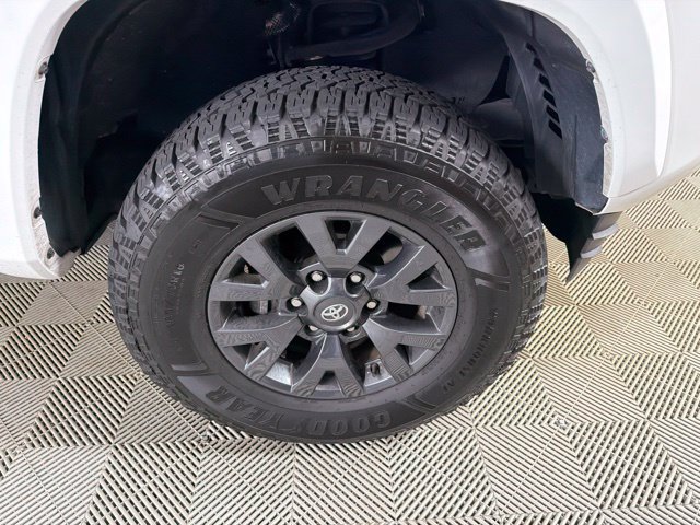Used 2022 Toyota Tacoma SR5 AWD/4WD image 17