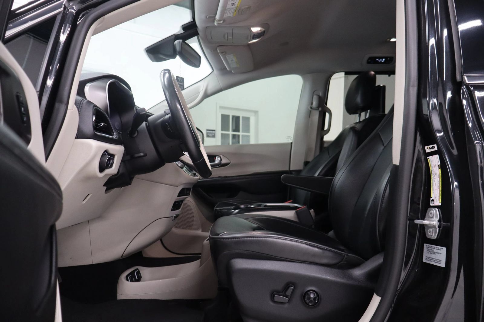 Used 2017 Chrysler Pacifica Limited w/ UConnect Theater Package FWD image 19