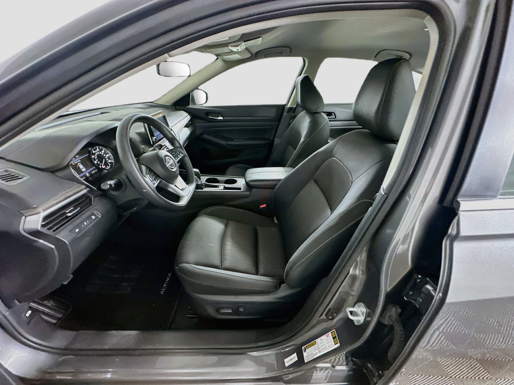 Used 2025 Nissan Altima 2.5 SV FWD image 13