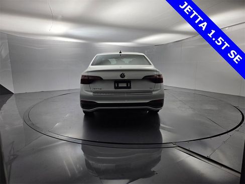 Used 2023 Volkswagen Jetta SE image 9