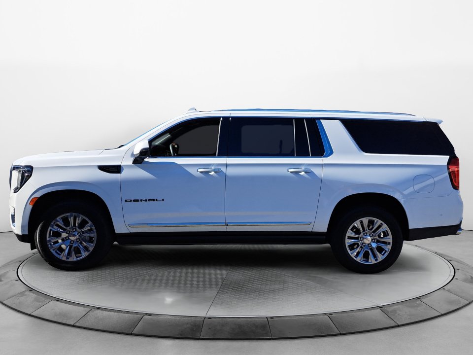Used 2023 GMC Yukon XL Denali w/ Advanced Technology Package AWD/4WD image 4