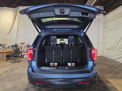 Used 2018 Ford Explorer XLT w/ Equipment Group 202A AWD/4WD image 19