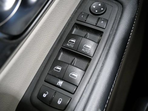 Used 2024 Chrysler Pacifica Touring-L FWD image 13
