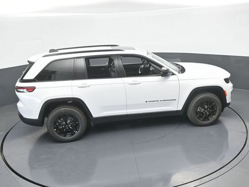 Used 2025 Jeep Grand Cherokee Altitude image 46