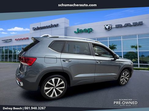 Used 2023 Volkswagen Taos SE w/ Panoramic Sunroof Package FWD image 7
