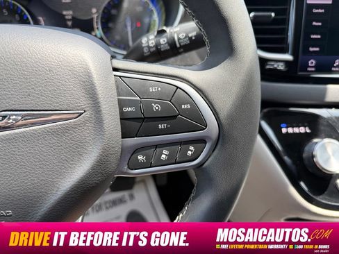 Used 2024 Chrysler Pacifica Touring-L FWD image 33