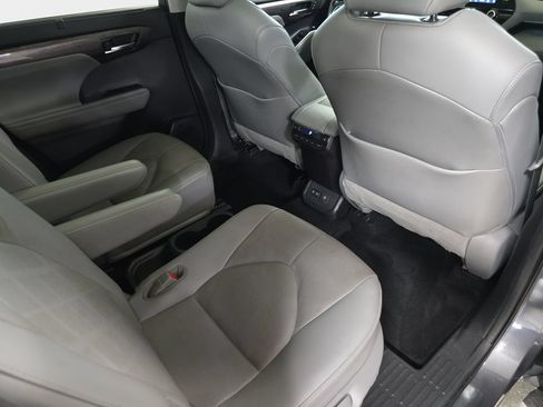 Used 2021 Toyota Highlander Platinum AWD/4WD image 16