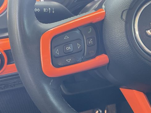 Used 2025 Jeep Gladiator Mojave AWD/4WD image 18