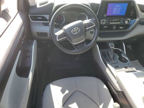 Used 2023 Toyota Highlander LE AWD/4WD image 11