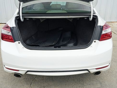 Used 2017 Honda Accord EX-L image 9