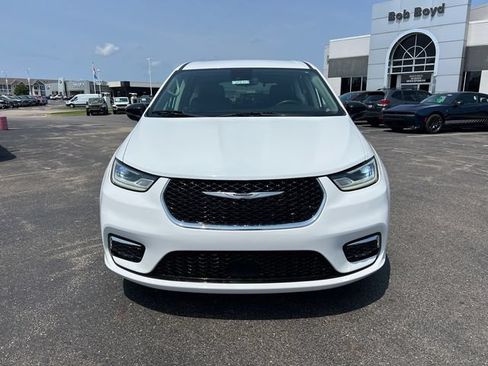 Used 2024 Chrysler Pacifica Touring-L FWD image 2