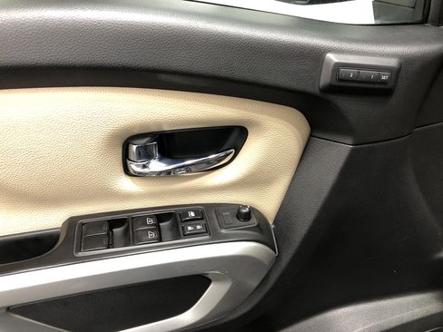 Used 2017 Nissan Titan SL w/ Chrome Package image 19