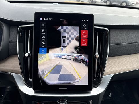 Used 2025 Volvo XC90 B6 Plus image 25