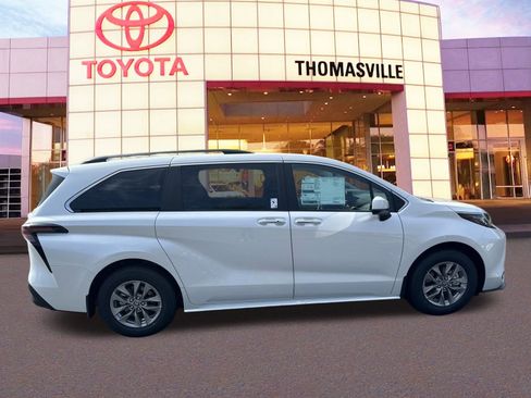 New 2025 Toyota Sienna XLE image 4
