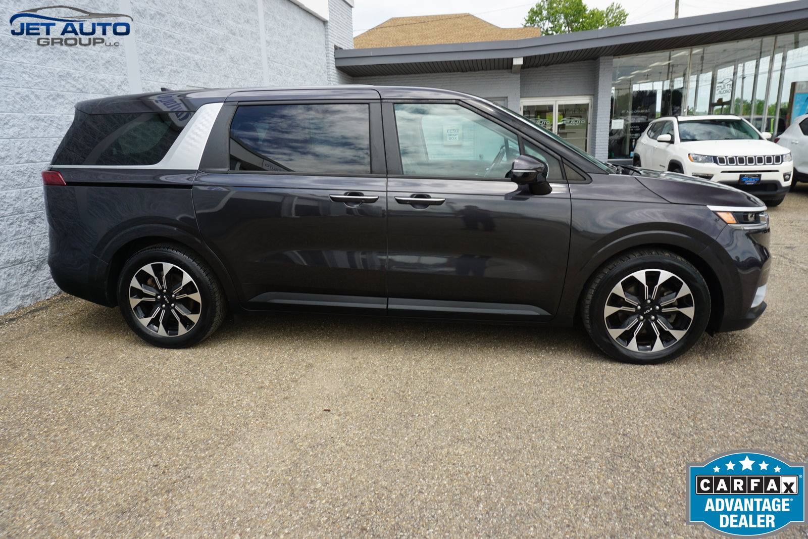 Used 2023 Kia Carnival EX FWD image 6