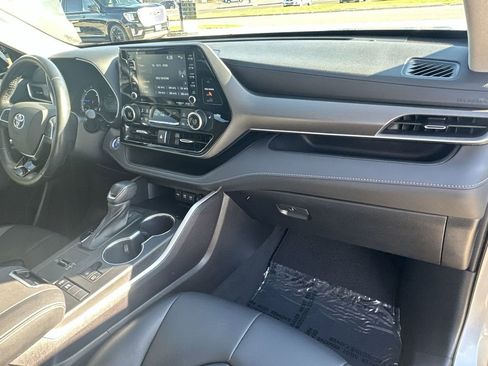 Used 2021 Toyota Highlander XLE image 28