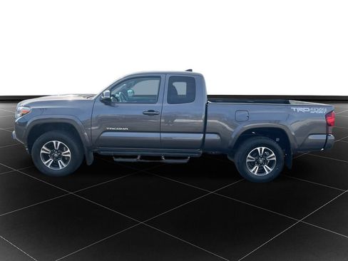 Used 2019 Toyota Tacoma TRD Sport image 2