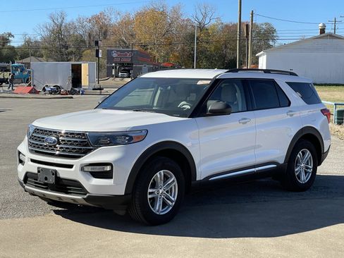 Used 2022 Ford Explorer XLT image 3