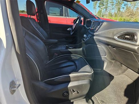 Used 2024 Chrysler Pacifica Limited w/ Uconnect Theater Family Group image 5