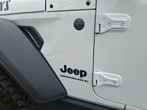 Used 2025 Jeep Wrangler Unlimited Sport AWD/4WD image 25