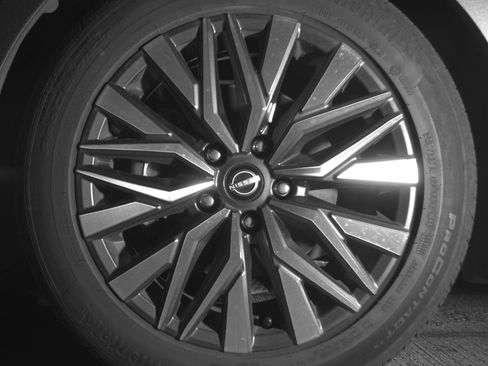 Used 2025 Nissan Altima 2.5 SV FWD image 12