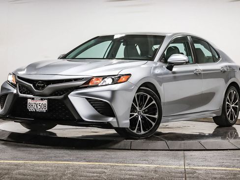 Used 2019 Toyota Camry SE FWD image 1