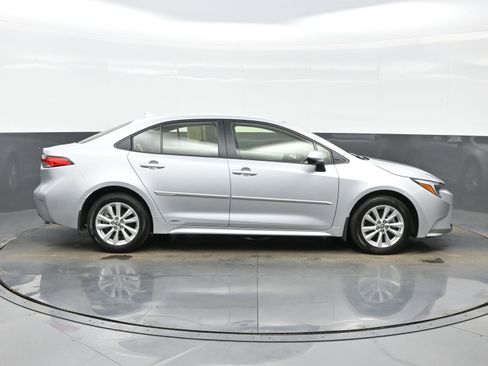 Used 2025 Toyota Corolla LE w/ LE Premium Package image 7