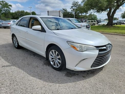 Used 2017 Toyota Camry XLE w/ Moonroof Package FWD image 3
