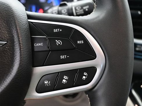 Used 2024 Chrysler Pacifica Touring-L FWD image 33