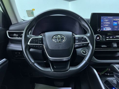 Used 2024 Toyota Highlander LE AWD/4WD image 20