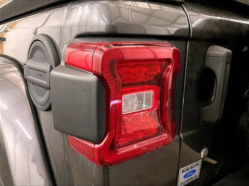 Used 2019 Jeep Wrangler Unlimited Sahara image 28